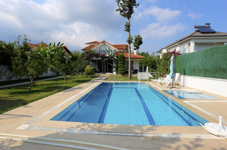 Вилла 3+1 с мебелью в самом центре города Кемера