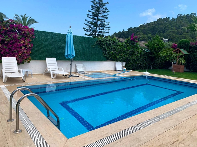 Вилла 3+1 с мебелью в самом центре города Кемера