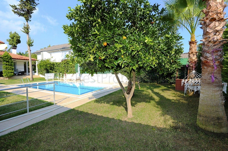 Вилла 3+1 с мебелью в самом центре города Кемера