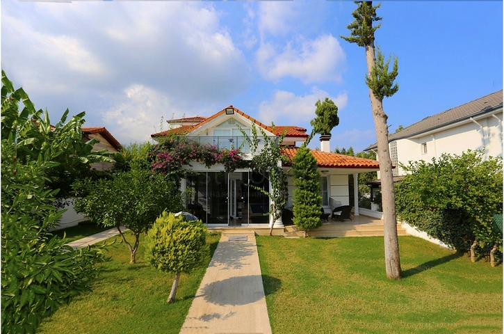 Вилла 3+1 с мебелью в самом центре города Кемера