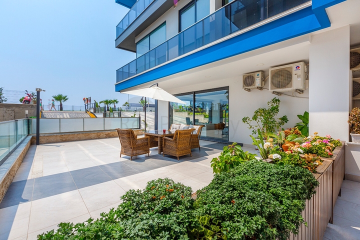 Апартаменты планировкой 2+1 в комплексе на первой береговой линии в Махмутлар