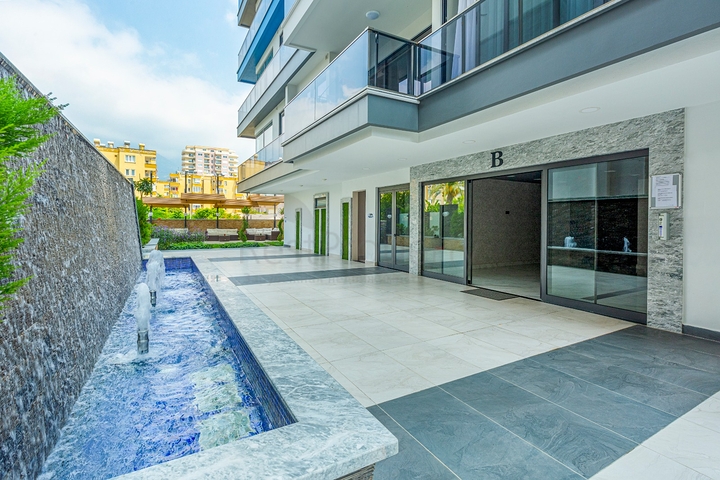 Апартаменты планировкой 2+1 в комплексе на первой береговой линии в Махмутлар