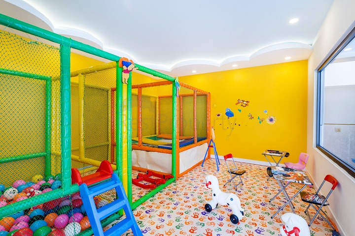 Апартаменты планировкой 2+1 в комплексе на первой береговой линии в Махмутлар