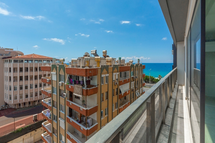 Апартаменты планировкой 2+1 в комплексе на первой береговой линии в Махмутлар