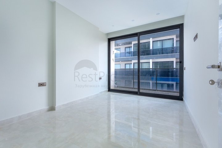 Апартаменты планировкой 2+1 в комплексе на первой береговой линии в Махмутлар