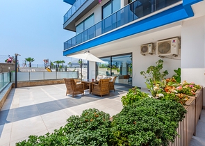 Апартаменты планировкой 2+1 в комплексе на первой береговой линии в Махмутлар