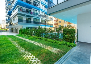 Апартаменты планировкой 2+1 в комплексе на первой береговой линии в Махмутлар