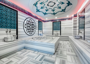 Апартаменты планировкой 2+1 в комплексе на первой береговой линии в Махмутлар