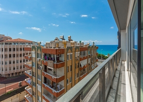 Апартаменты планировкой 2+1 в комплексе на первой береговой линии в Махмутлар