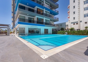 Апартаменты планировкой 2+1 в комплексе на первой береговой линии в Махмутлар