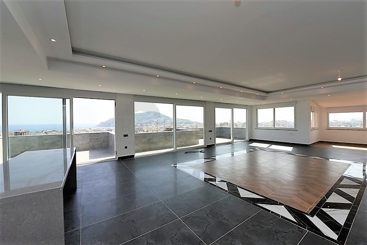 Просторный пентхаус с красивым видом в центре Аланьи