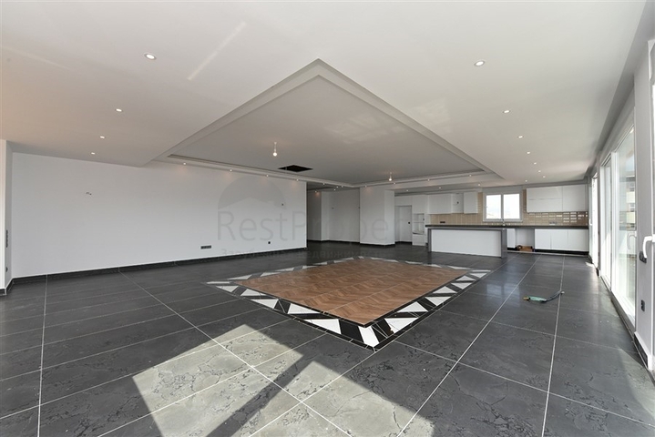 Просторный пентхаус с красивым видом в центре Аланьи