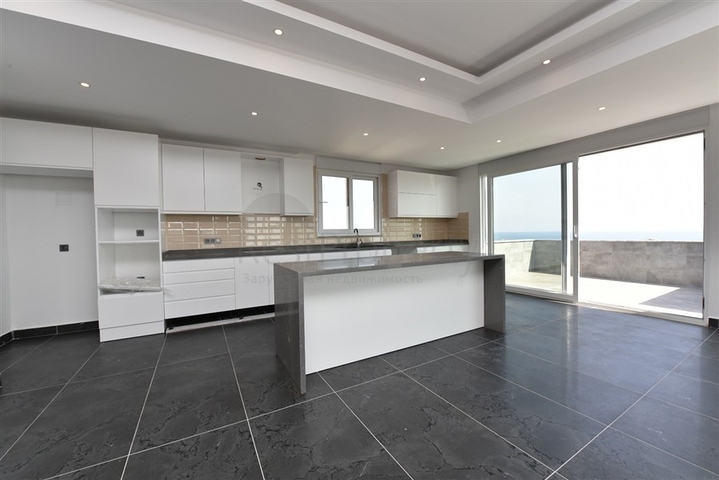 Просторный пентхаус с красивым видом в центре Аланьи