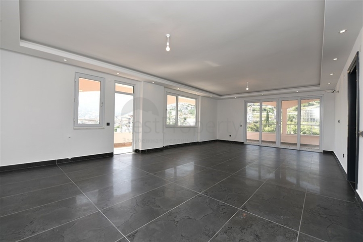 Просторный пентхаус с красивым видом в центре Аланьи