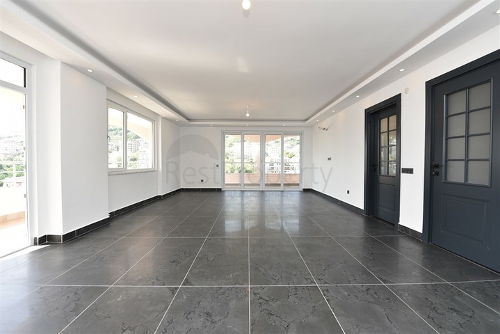 Просторный пентхаус с красивым видом в центре Аланьи