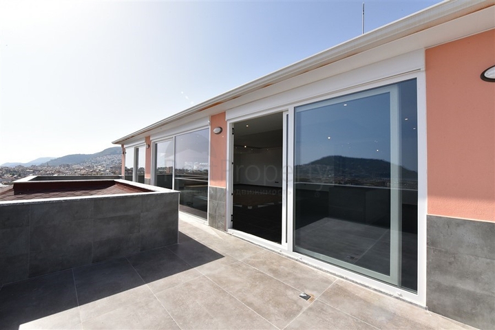 Просторный пентхаус с красивым видом в центре Аланьи