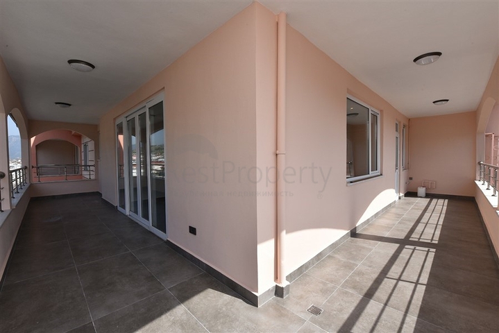 Просторный пентхаус с красивым видом в центре Аланьи