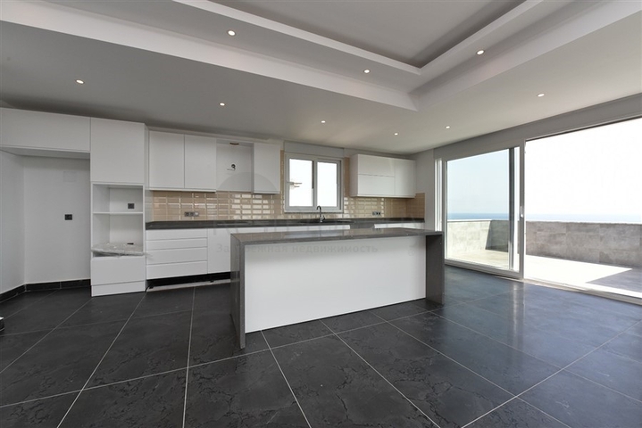 Просторный пентхаус с красивым видом в центре Аланьи