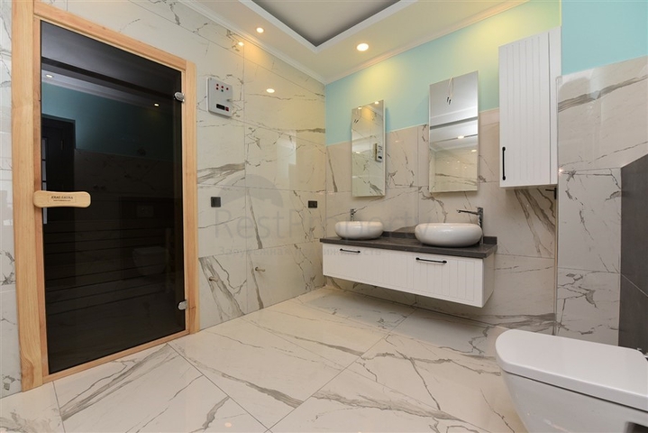 Просторный пентхаус с красивым видом в центре Аланьи