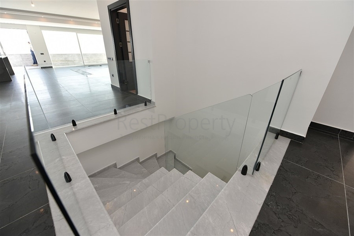 Просторный пентхаус с красивым видом в центре Аланьи