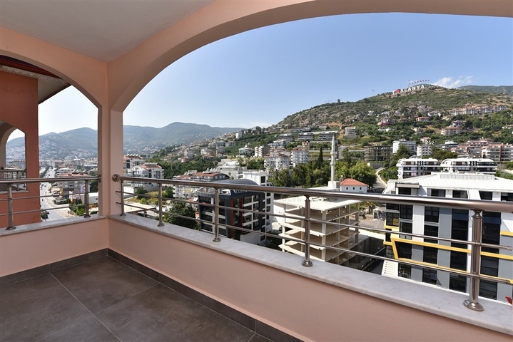 Просторный пентхаус с красивым видом в центре Аланьи