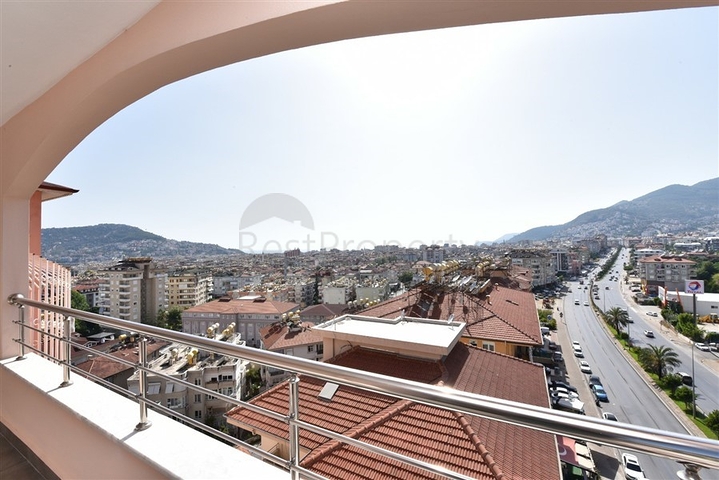 Просторный пентхаус с красивым видом в центре Аланьи