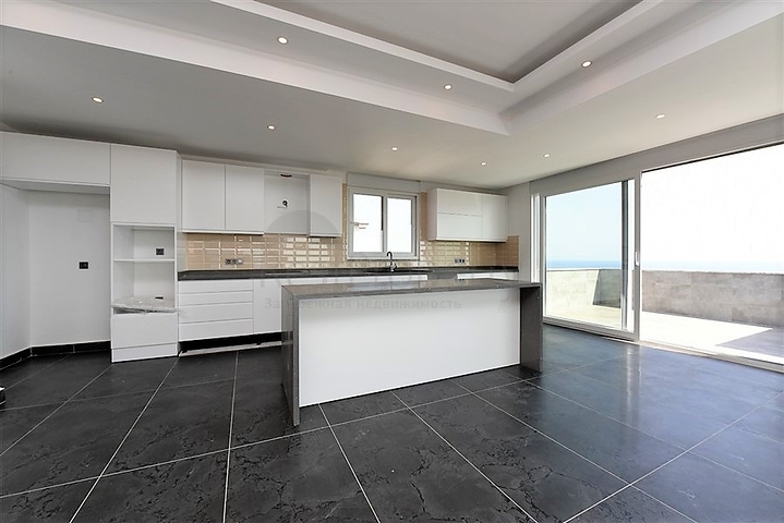 Просторный пентхаус с красивым видом в центре Аланьи