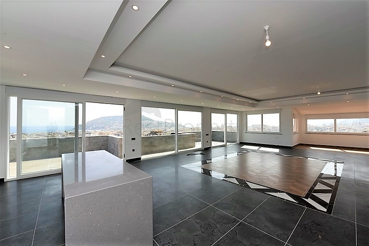 Просторный пентхаус с красивым видом в центре Аланьи