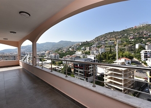 Просторный пентхаус с красивым видом в центре Аланьи