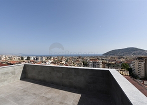 Просторный пентхаус с красивым видом в центре Аланьи