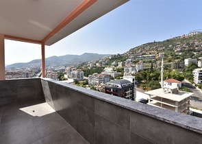 Просторный пентхаус с красивым видом в центре Аланьи