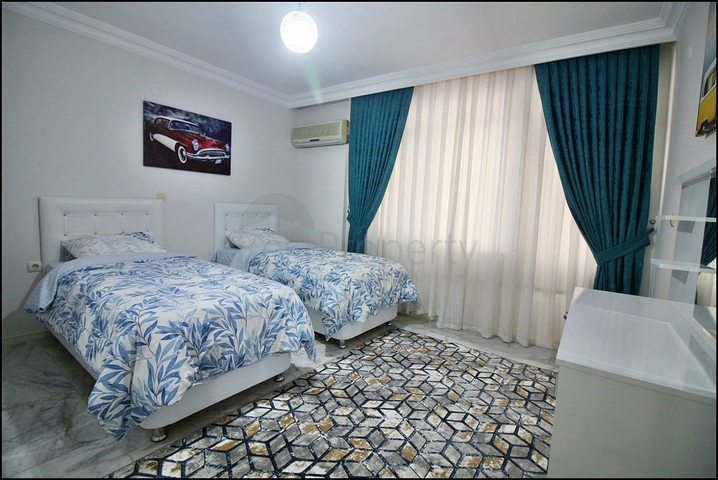 Трехкомнатная квартира с красивой мебелью в районе Махмутларе 