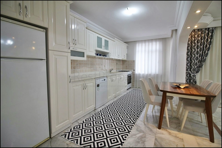 Трехкомнатная квартира с красивой мебелью в районе Махмутларе 