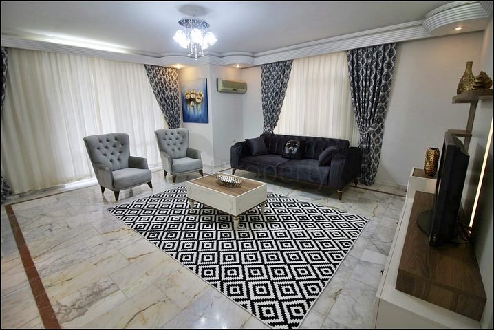Трехкомнатная квартира с красивой мебелью в районе Махмутларе 