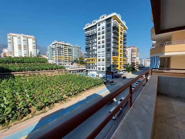 Трехкомнатная квартира с красивой мебелью в районе Махмутларе 