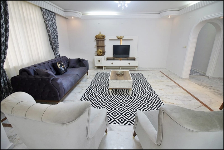 Трехкомнатная квартира с красивой мебелью в районе Махмутларе 