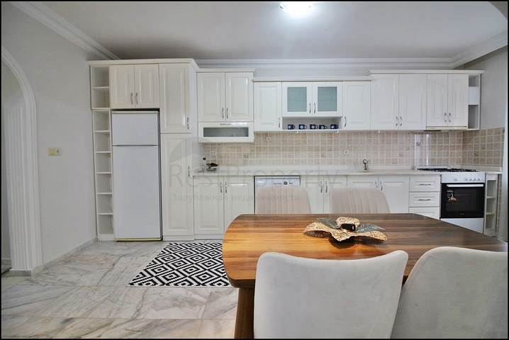 Трехкомнатная квартира с красивой мебелью в районе Махмутларе 