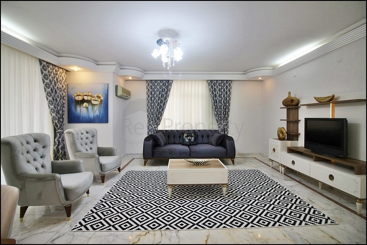 Трехкомнатная квартира с красивой мебелью в районе Махмутларе 