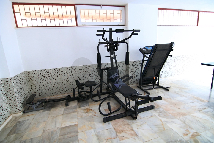 Трехкомнатная квартира с красивой мебелью в районе Махмутларе 