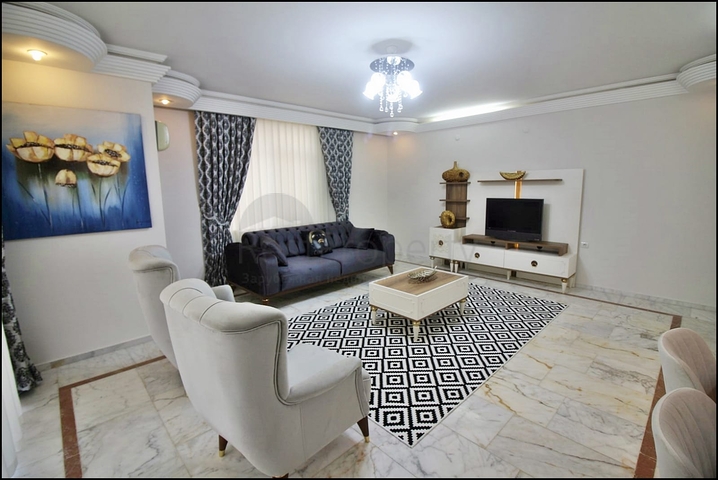 Трехкомнатная квартира с красивой мебелью в районе Махмутларе 