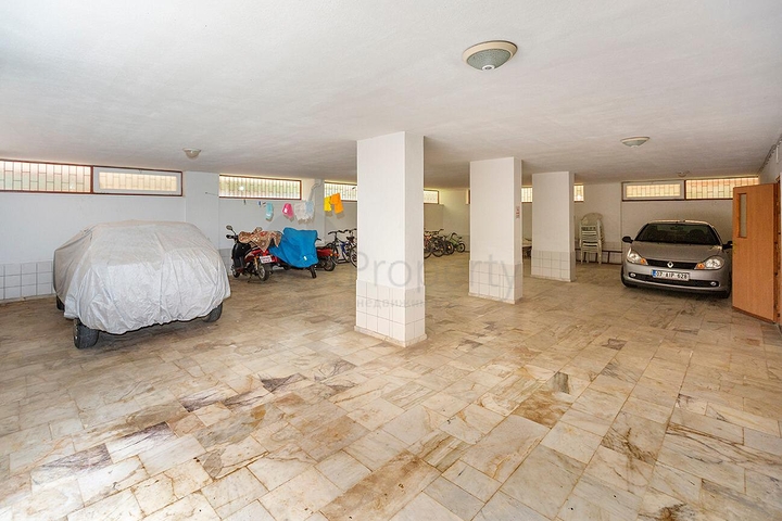 Трехкомнатная квартира с красивой мебелью в районе Махмутларе 