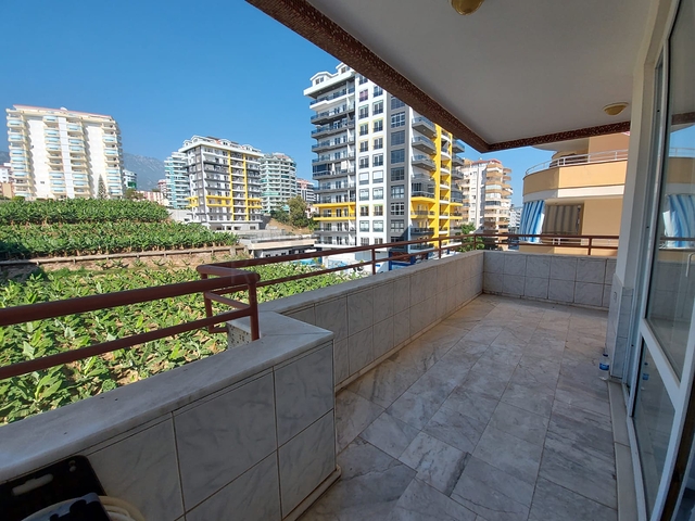 Трехкомнатная квартира с красивой мебелью в районе Махмутларе 