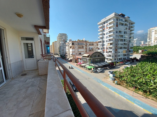 Трехкомнатная квартира с красивой мебелью в районе Махмутларе 