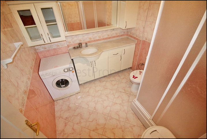 Трехкомнатная квартира с красивой мебелью в районе Махмутларе 