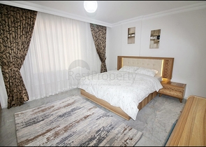 Трехкомнатная квартира с красивой мебелью в районе Махмутларе 