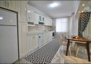 Трехкомнатная квартира с красивой мебелью в районе Махмутларе 