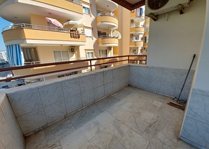 Трехкомнатная квартира с красивой мебелью в районе Махмутларе 