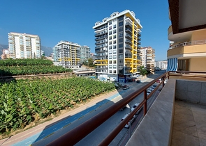 Трехкомнатная квартира с красивой мебелью в районе Махмутларе 