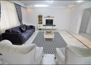 Трехкомнатная квартира с красивой мебелью в районе Махмутларе 