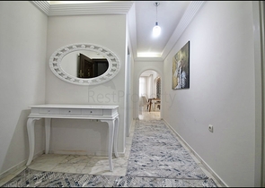 Трехкомнатная квартира с красивой мебелью в районе Махмутларе 